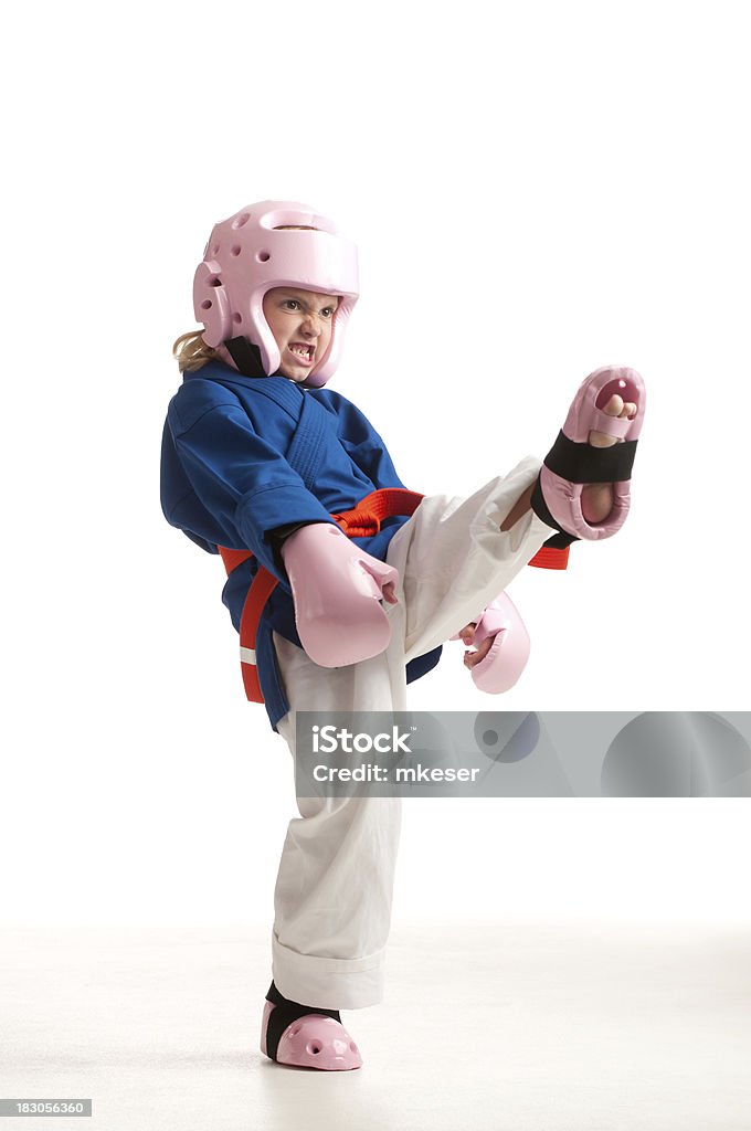 Karate girl realiza un kick frontal a presión. - Foto de stock de Boxeo - Deporte libre de derechos