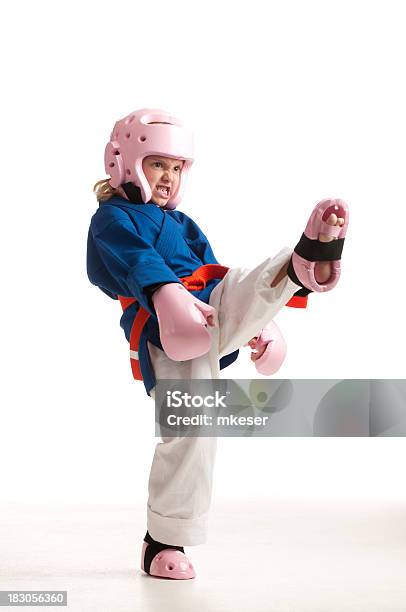 Karate Girl Realiza Un Kick Frontal A Presión Foto de stock y más banco de imágenes de Boxeo - Deporte - Boxeo - Deporte, Niño, Rosa - Color