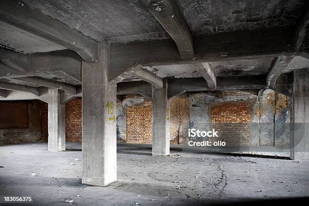 Derribado Y Viejo Abandonado Edificio De Fábrica Foto de stock y más banco de imágenes de Agrietado - Agrietado, Arquitectura, Color - Tipo de imagen