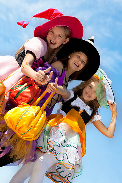 tres monada brujas con mucha suerte - costume stage costume sunlight carnival fotografías e imágenes de stock
