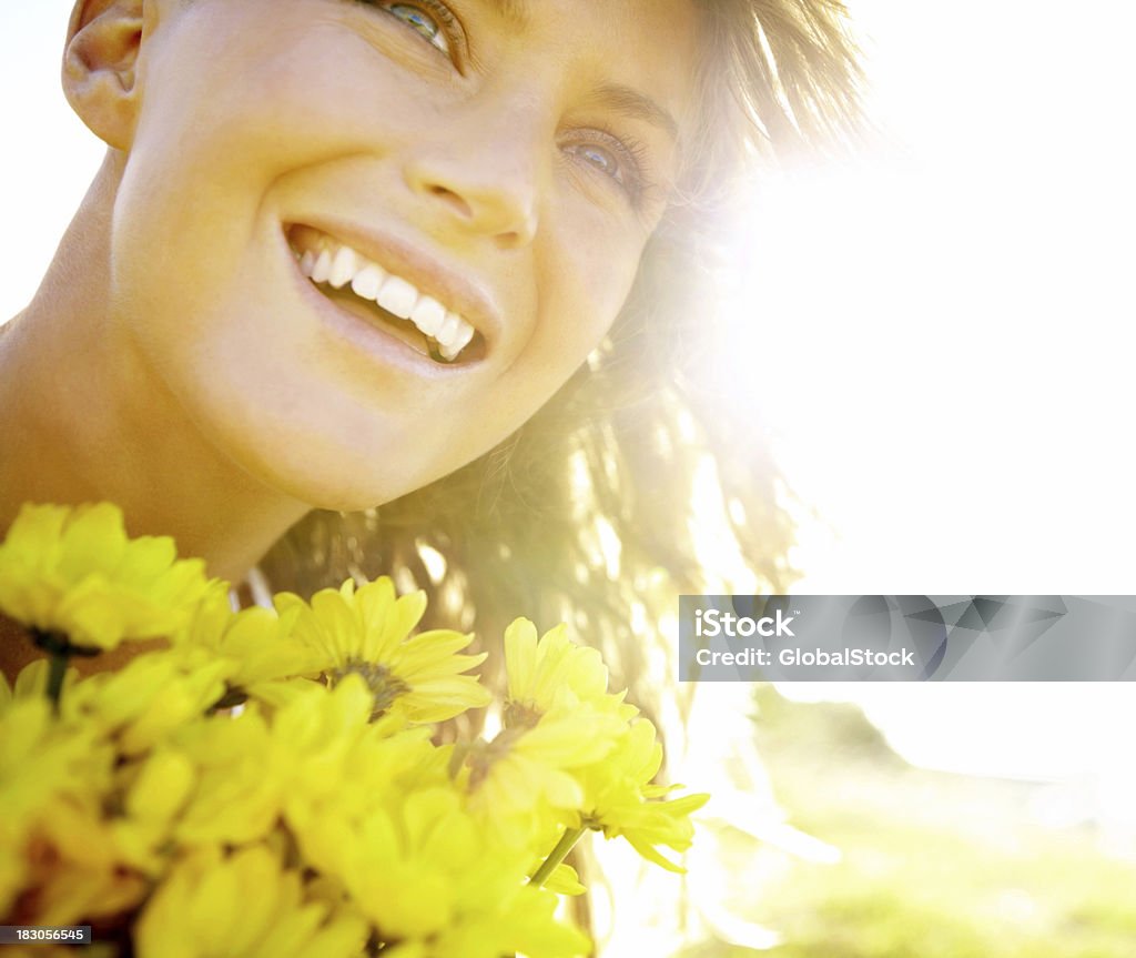 Recadrée portrait d'une jeune fille heureuse avec tournesols - Photo de Activité libre de droits