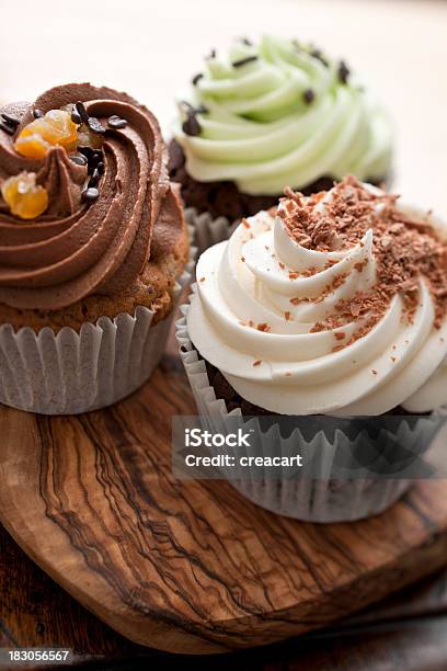 Tre Cupcakes - Fotografie stock e altre immagini di Cupcake - Cupcake, Composizione verticale, Fotografia - Immagine