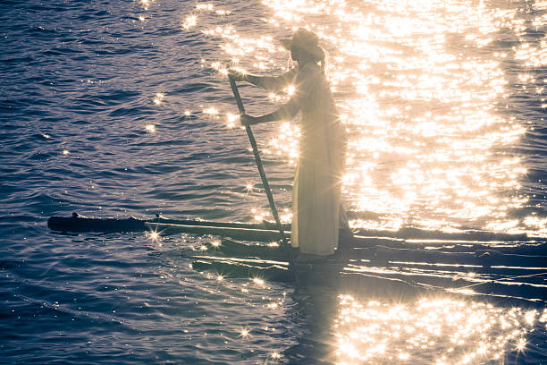 bella donna su una zattera di legno - women courage water floating on water foto e immagini stock