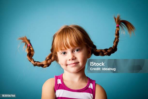 Redhaired Dziewczyna Z Góry Fałdy Uśmiech I Dimples - zdjęcia stockowe i więcej obrazów Dołeczek