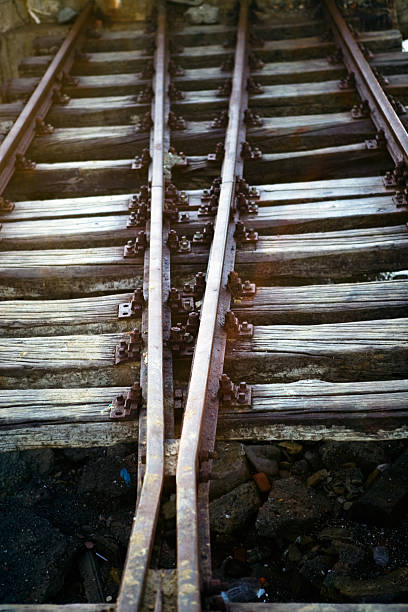 ferrovia de corrida - railroad track uncertainty freight transportation choice - fotografias e filmes do acervo