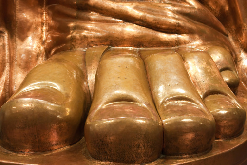 The large reclining Buddha statue with a long history has an amazing golden yellow color and a feeling of calm.