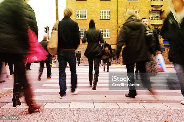 Foto de Jovens Atravessar A Rua Desfoque De Movimento e mais fotos de stock de Adolescente - Adolescente, Adolescentes Meninas, Adulto