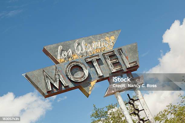 Покинутый Вывеска Мотеля Route 66 Гранж — стоковые фотографии и другие картинки Отель - Отель, Покинутый, Старомодный
