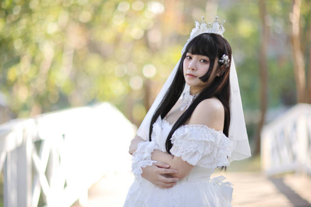hermosa mujer joven con vestido blanco de lolita con jardín europeo de moda japonesa - maquillaje para cosplay de anime fotografías e imágenes de stock