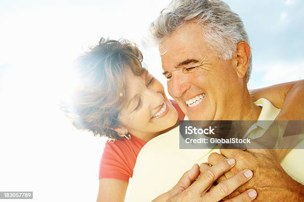 행복함 여자 노인 남자 메트로폴리스 미진 안기 2명에 대한 스톡 사진 및 기타 이미지 - 2명, 40-49세, 50-59세