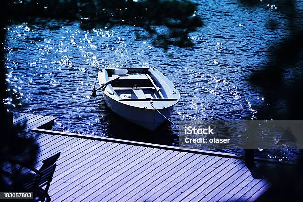 Небольшие Лодки Пришвартованы Солнечный Свет Отражение — стоковые фотографии и другие картинки Абстрактный