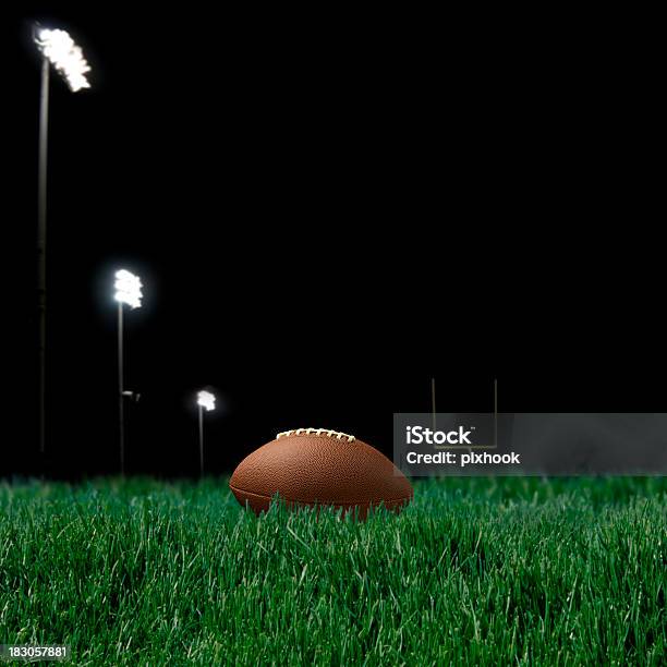 Noite De Jogo - Fotografias de stock e mais imagens de Bola de futebol americano - Bola - Bola de futebol americano - Bola, Futebol Americano, Campo de Futebol Americano