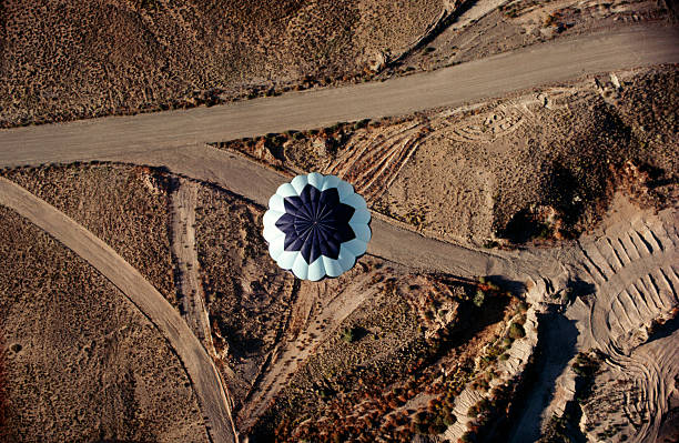 montgolfière au-dessus de votre tête, tourné de - aerial view albuquerque new mexico usa photos et images de collection