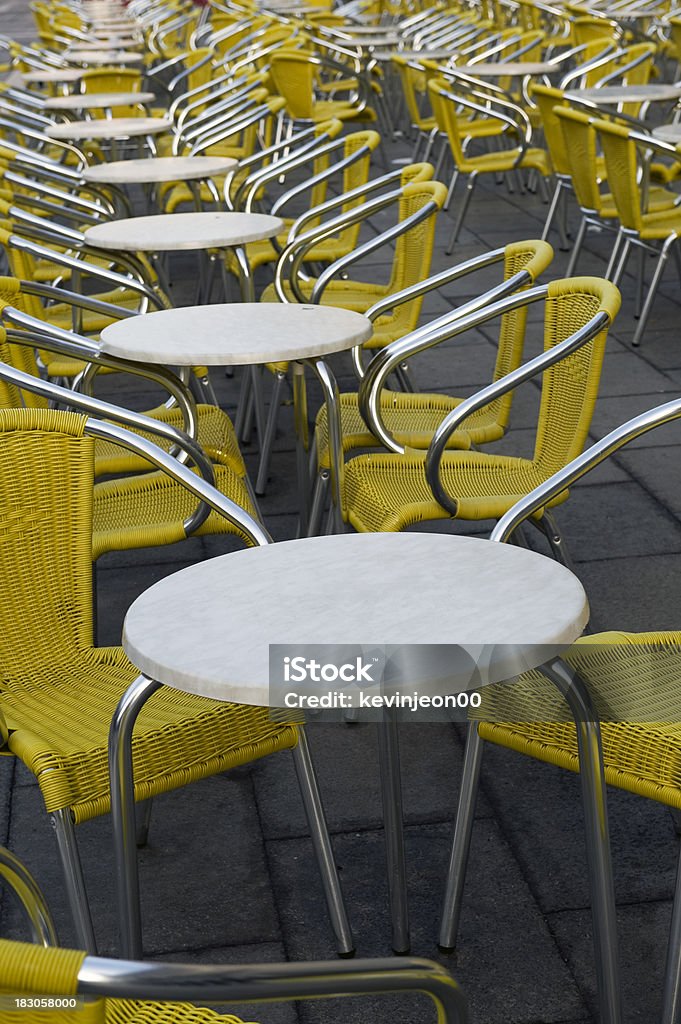 Outdoor cafe mesas e cadeiras. - Foto de stock de Assento royalty-free