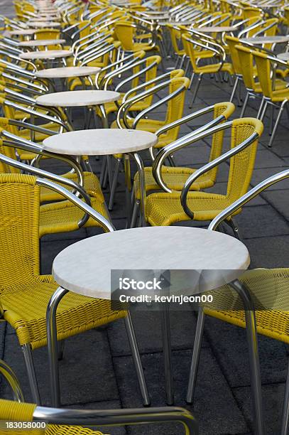 Foto de Outdoor Cafe Mesas E Cadeiras e mais fotos de stock de Assento - Assento, Cadeira, Cadeira de Praia