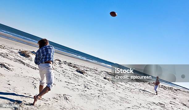 Jugar Al Fútbol En La Playa Foto de stock y más banco de imágenes de 20 a 29 años - 20 a 29 años, Actividad, Actividades recreativas