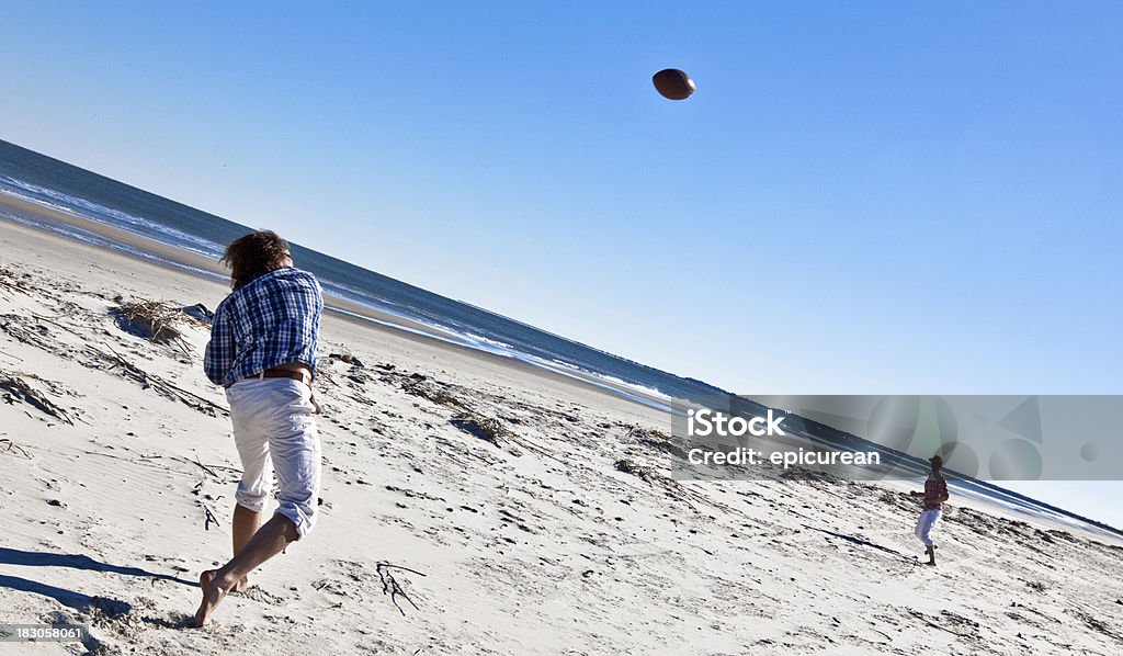 Jogando futebol na praia - Foto de stock de 20 Anos royalty-free