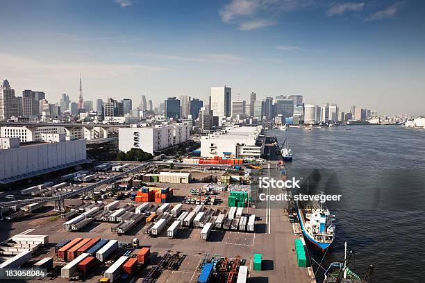 Recipientes Buques Y De Los Edificios De La Ciudad De Tokyo Foto de stock y más banco de imágenes de Ciudad