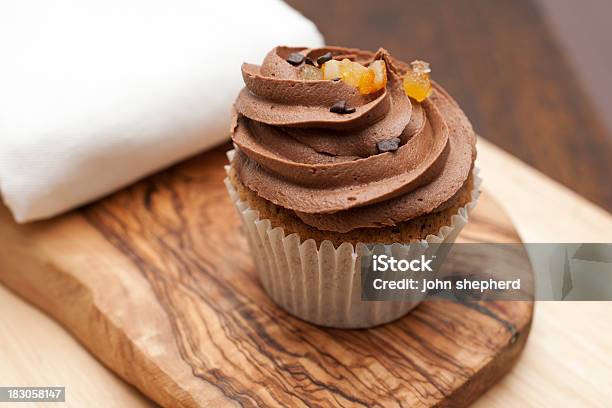 Schokolade Und Orange Cupcake Stockfoto und mehr Bilder von Cupcake - Cupcake, Einzelner Gegenstand, Farbbild