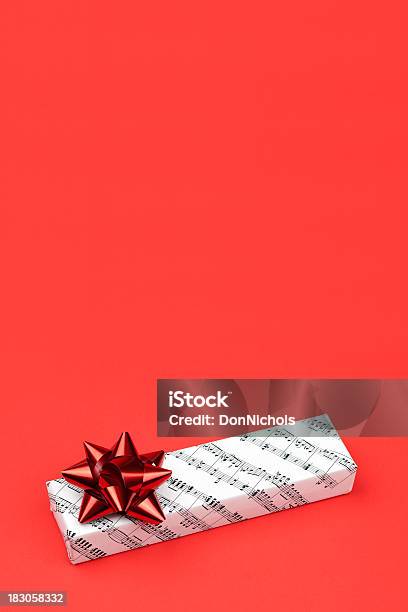 Musical Geschenk Auf Rot Stockfoto und mehr Bilder von Geschenk - Geschenk, Musik, Eingewickelt