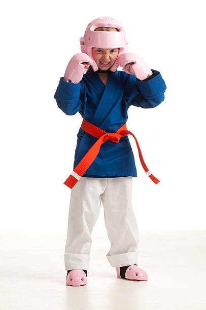 karate mädchen steht, handschuhe. - padding tae kwon do helmet karate stock-fotos und bilder
