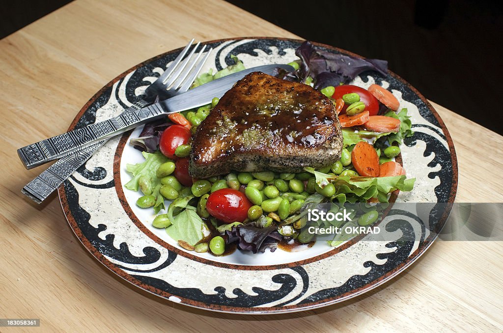 Bistecca fresca e deliziosa Insalata di tonno - Foto stock royalty-free di Alimentazione sana