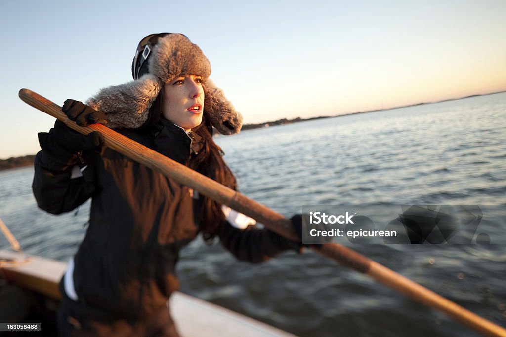 Junge Frau im winter ein Boot Rudern - Lizenzfrei Abenteuer Stock-Foto