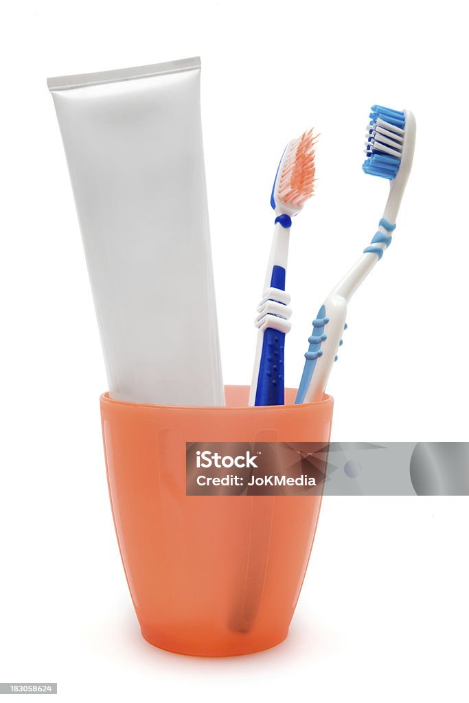 Зубная паста и Tootbrushes в чашку - Стоковые фото Зубная щётка роялти-фри