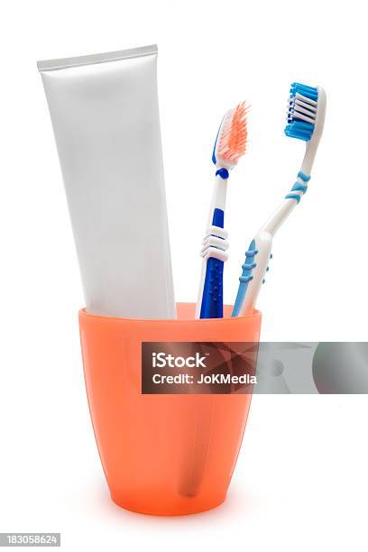 Зубная Паста И Tootbrushes В Чашку — стоковые фотографии и другие картинки Зубная щётка - Зубная щётка, Изолированный предмет, Зубная паста