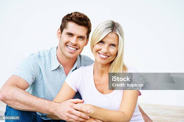 Liebevoll Glückliche Mittleren Alter Paar Sitzen Zusammen Stockfoto und mehr Bilder von Attraktive Frau