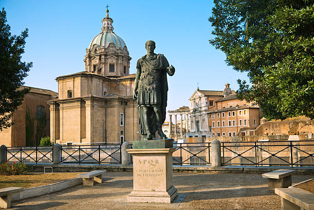 caesar e o fórum romano - caesar emperor rome stone - fotografias e filmes do acervo