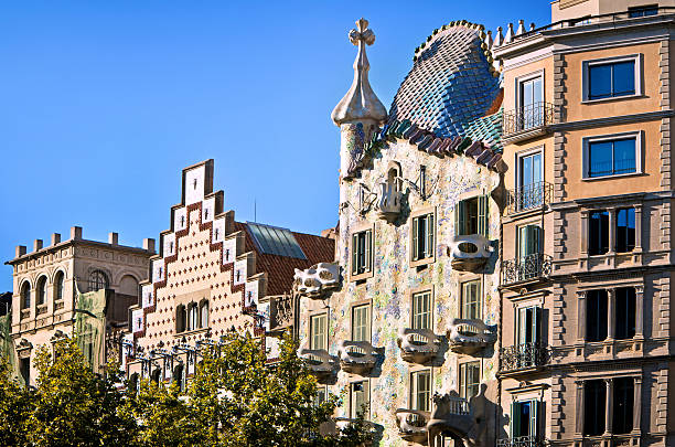 casa batlló, de gaudí em barcelona - mosaic tile antonio gaudi art - fotografias e filmes do acervo