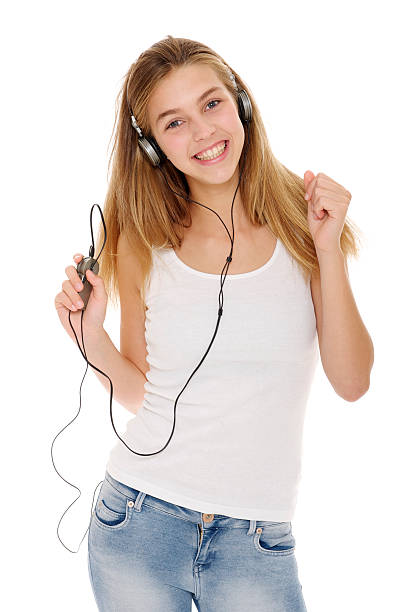 adolescente escuchando música con auriculares - image date audio fotografías e imágenes de stock