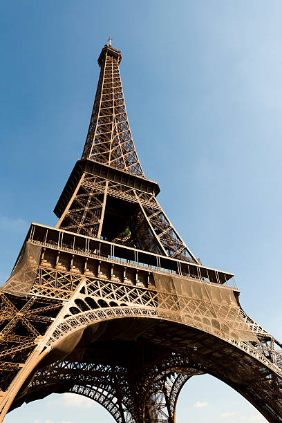 eiffelturm, paris, frankreich - clear sky low angle view eiffel tower paris france stock-fotos und bilder