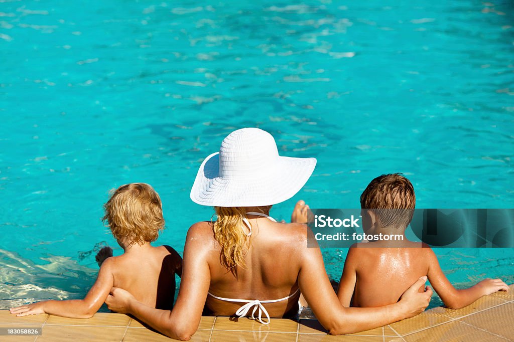 Matka i dzieci siedzi w basenie - Zbiór zdjęć royalty-free (Basen)