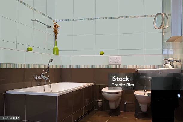 Modernes Badezimmer Stockfoto und mehr Bilder von Dusche - Dusche, Haushaltsbecken, Reinigen