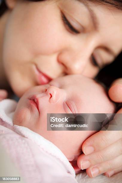 Madre Besando A La Su Recién Nacido Bebé Foto de stock y más banco de imágenes de Adulto - Adulto, Agarrar, Alegre