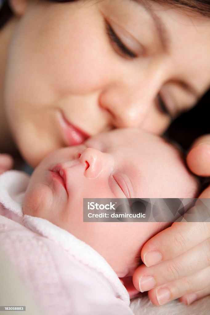 Mãe Beijar o bebê recém-nascido - Royalty-free Adulto Foto de stock