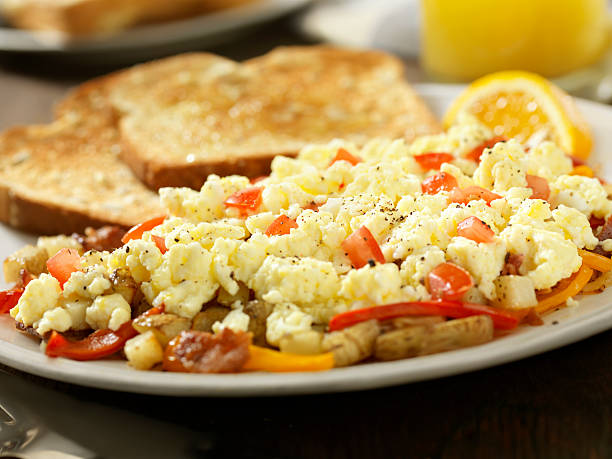 스크램블 에그, 해쉬 브라운스 - omelet food food and drink studio shot 뉴스 사진 이미지