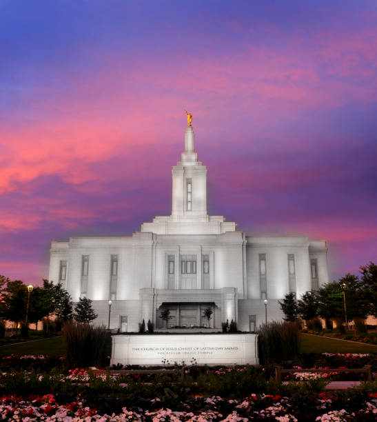 temple des saints des derniers jours mormons de pocatello au coucher du soleil avec des lumières brillantes - pocatello photos et images de collection