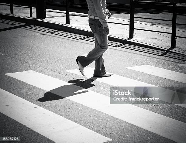 歩行者天国を歩いてラッシュアワー Street の交差点 - アスファルトのストックフォトや画像を多数ご用意 - アスファルト, オスロ, ゼブラクロッシング