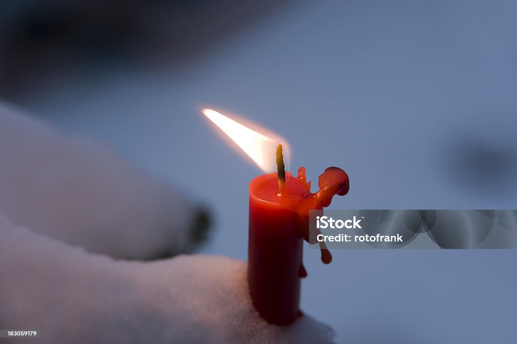Czerwona Świeca w śniegu - Zbiór zdjęć royalty-free (Boże Narodzenie)