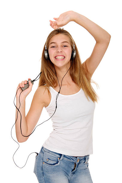 adolescente bailando y escuchar el reproductor de mp3 - image date audio fotografías e imágenes de stock