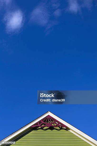 Dom Szczyt I Blue Sky - zdjęcia stockowe i więcej obrazów Dach - Dach, Niebo - Zjawisko naturalne, Styl wiktoriański