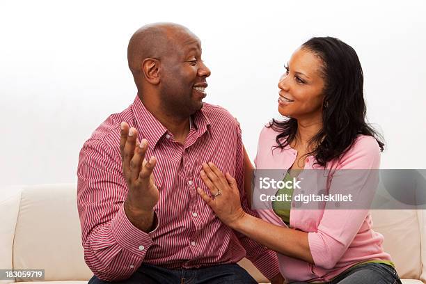 Casal A Conversar - Fotografias de stock e mais imagens de Casal - Casal, Discussão, Fundo Branco