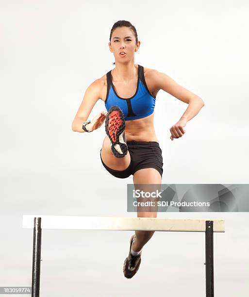 Jovem Atleta Feminina Salto De Obstáculos - Fotografias de stock e mais imagens de Atleta - Atleta, Obstáculo de Corrida, 20-29 Anos