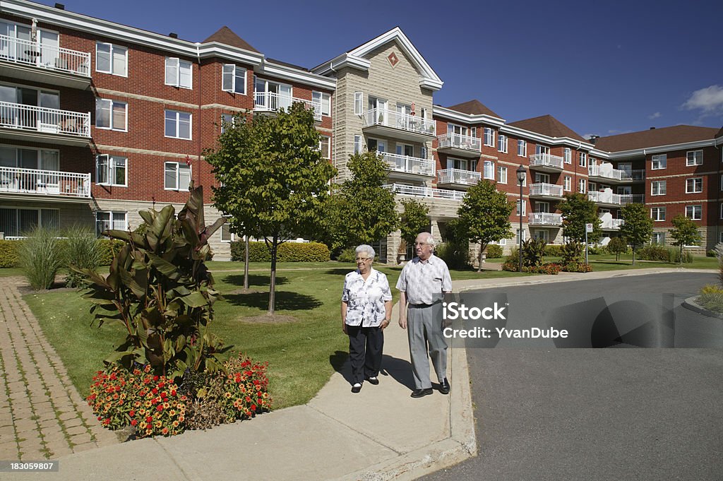 couple senior à l'extérieur à pied - Photo de Troisième âge libre de droits