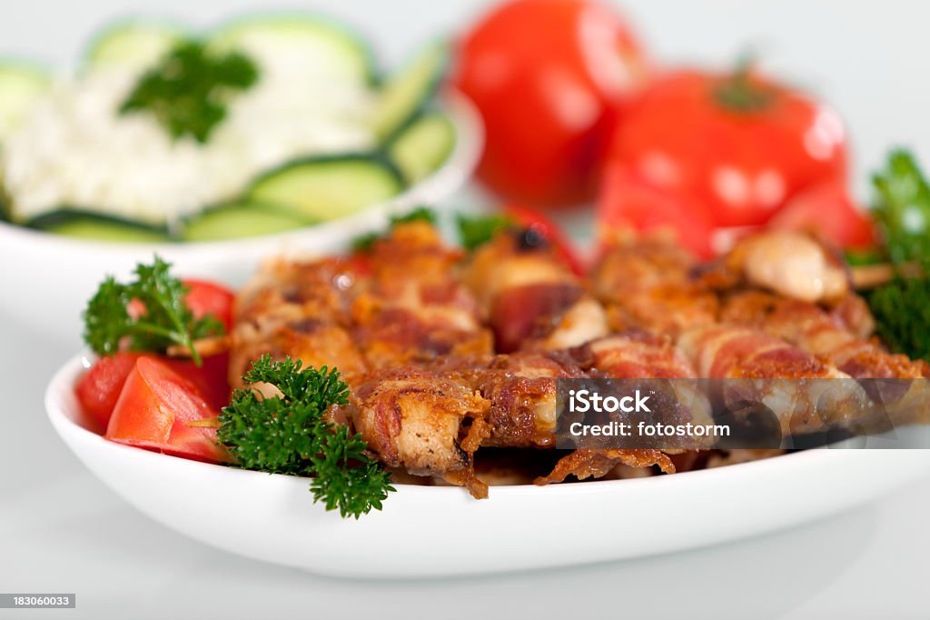 Zbliżenie z grillowanego mięsa do sałatek - Zbiór zdjęć royalty-free (Barbecue)