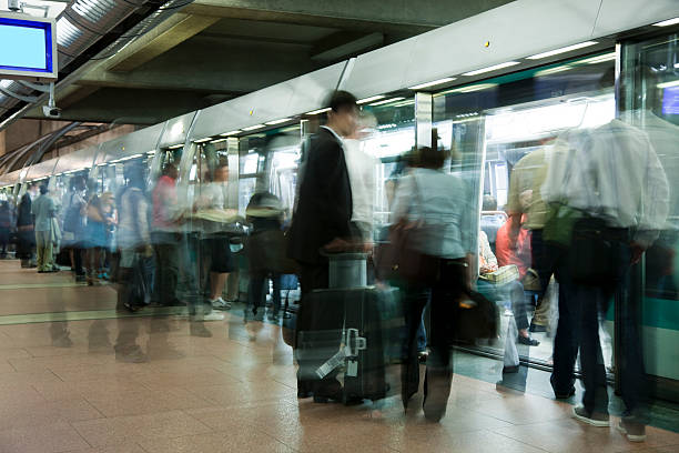 ora di punta a undeground stazione di parigi, del motion blur - french metro foto e immagini stock