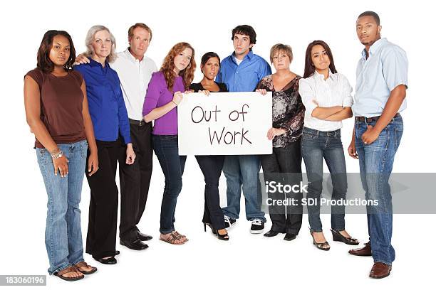 Foto de Perturbar Grupo Segurando A Placa De Trabalho e mais fotos de stock de Tristeza - Tristeza, Grupo de Pessoas, Adulto